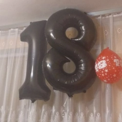balony cyfry na 18 urodziny w domu czarne
