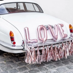 auto do ślubu z napisem love w kolorze srebrnym wykonanym z balonów foliowych anagram