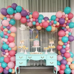 dekoracja balonowa z balonów pastelowych