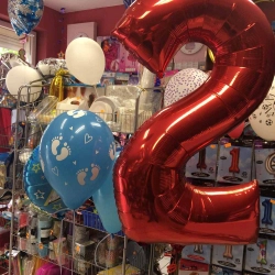 balon cyfra dwa 2 z helem na drugie urodziny