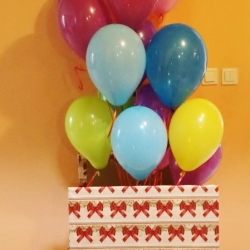 ozdobne pudło z kolorowymi balonami