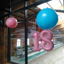 różowe balony cyfry 1 i 8