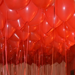 balony z helem czerwone