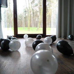 balony na podłogę na sali
