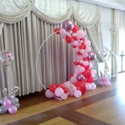 Balonowa dekoracja na kole.