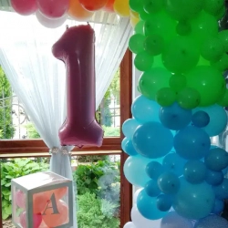 Girlanda z balonów na roczek dziecka